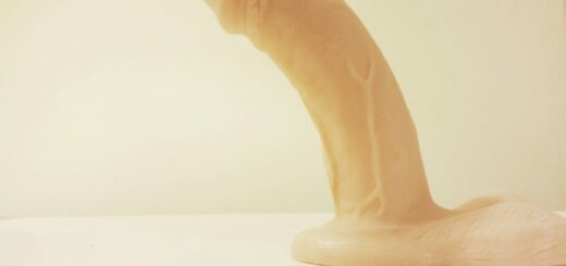 VixSkin Johnny review: curved and realistic dual-density dildo 3