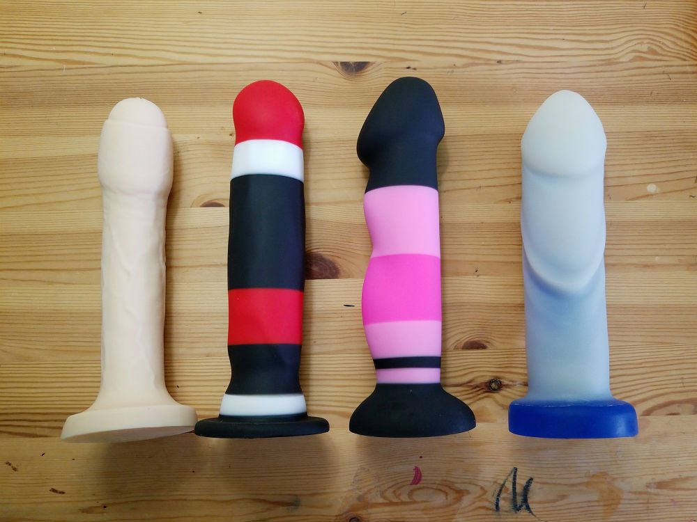 Blush Novelties Avant D4 review: "Sexy in Pink" striped silicone dildo 3