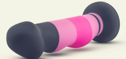Blush Novelties Avant D4 review: "Sexy in Pink" striped silicone dildo 3