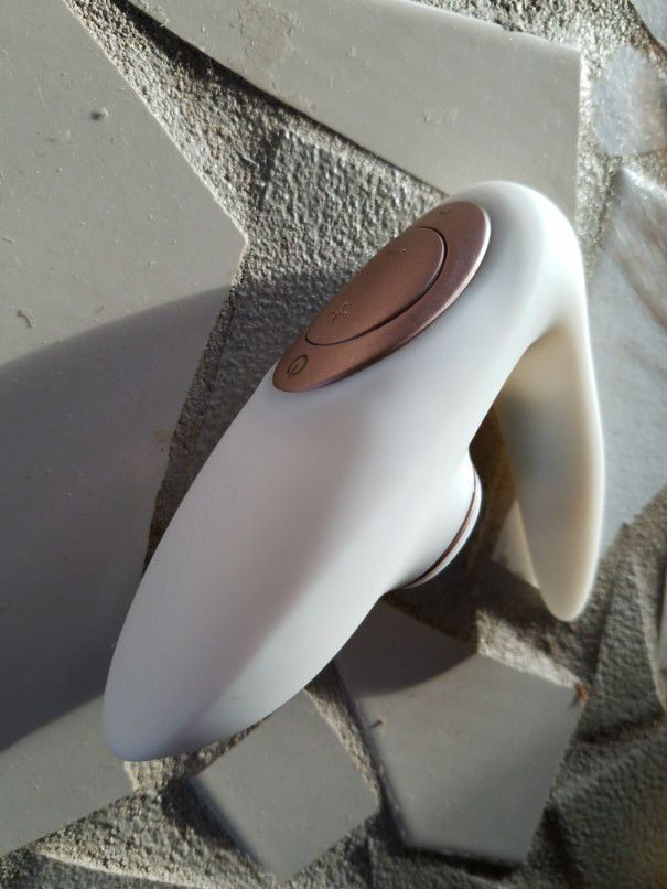 The Satisfyer Pro 4 Couples vibrator's buttons are rose gold and feature 4 buttons.