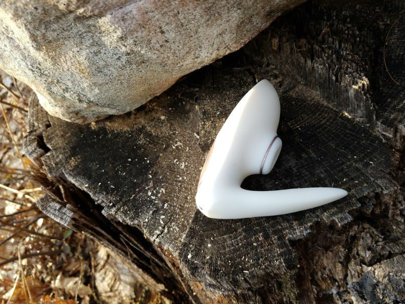 Side view of the Satisfyer Pro 4 Couples on rock. The tip of the insertable arm is very pointy
