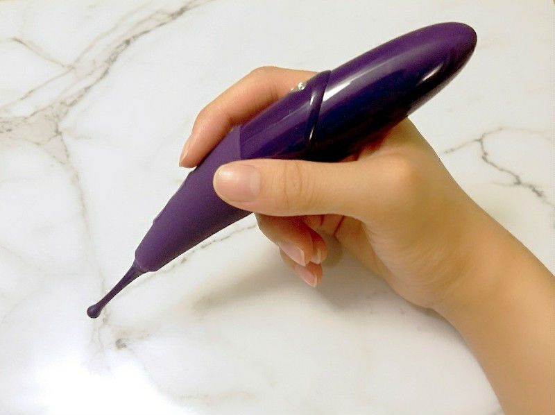Holding the Zumio slim pinpoint vibrator in my hand like a pen