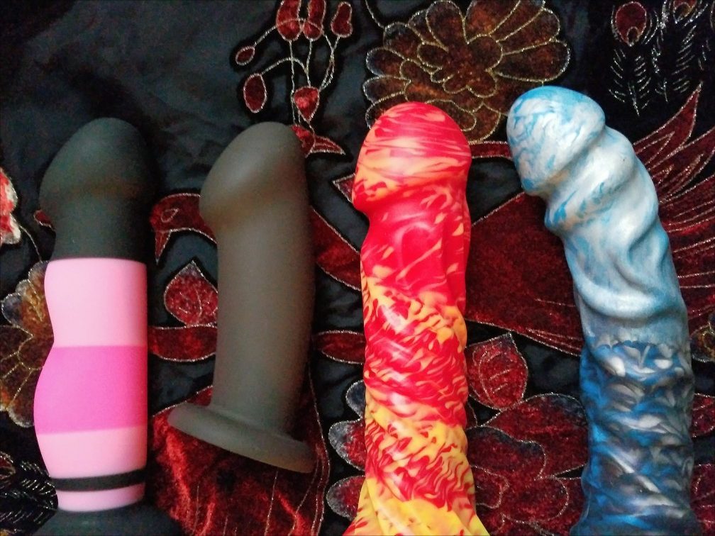 Comparison of Blush Novelties Avant D4, Temptasia Elvira, Uberrime Helios, and Uberrime Night Kings G-spotting heads. The Night King has the most drastically curved shaft, but the other three have more defined heads