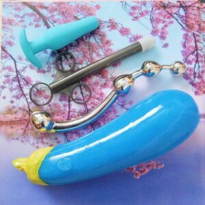 [Image: the Self Delve Eggplant / Aubergine dildo is thermochromic. It changes colors from purple and green to blue and yellow when exposed to warmth.]
