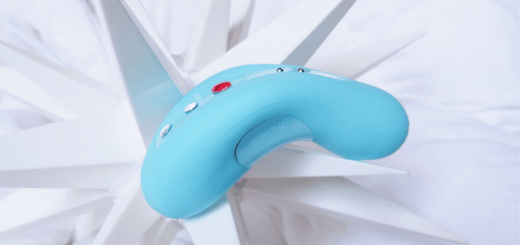 Fun Factory Laya II lay-on clitoral vibrator review 10