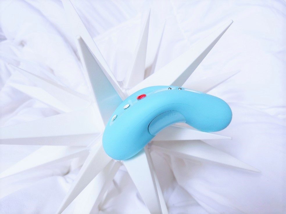 [Image: the Fun Factory Laya II has a curved silhouette, contoured to fit along the pubic bone or under the balls]