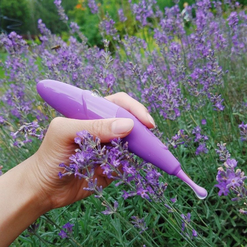 [Image: the Zumio S Caress comes in purple and has a flexible, silicone-covered tip. It's the same shape and size as the others — hold it like a paintbrush.]