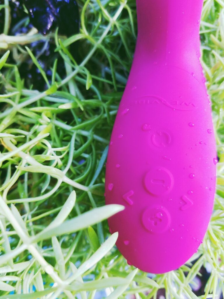 Review: We-Vibe Nova 2 rabbit vibrator with rumbly clit stimulator 5