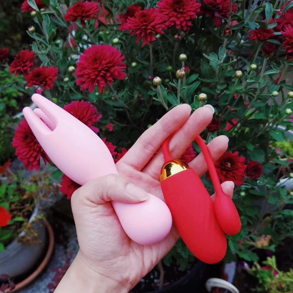 Svakom Nymph finger-like massager and Ella remote control vibrating bullet review