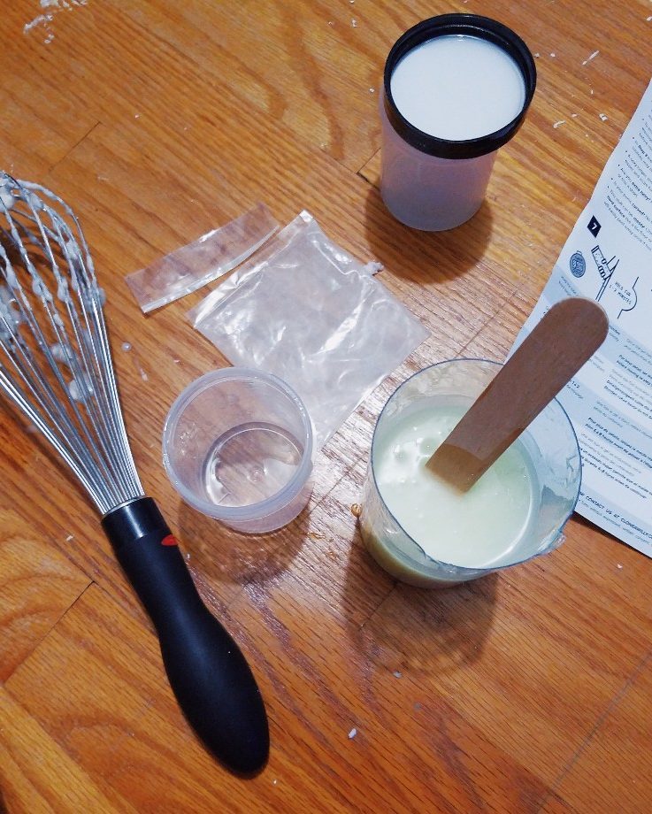 Mixing pigment with silicone to DIY a glow-in-the-dark silicone dildo at home