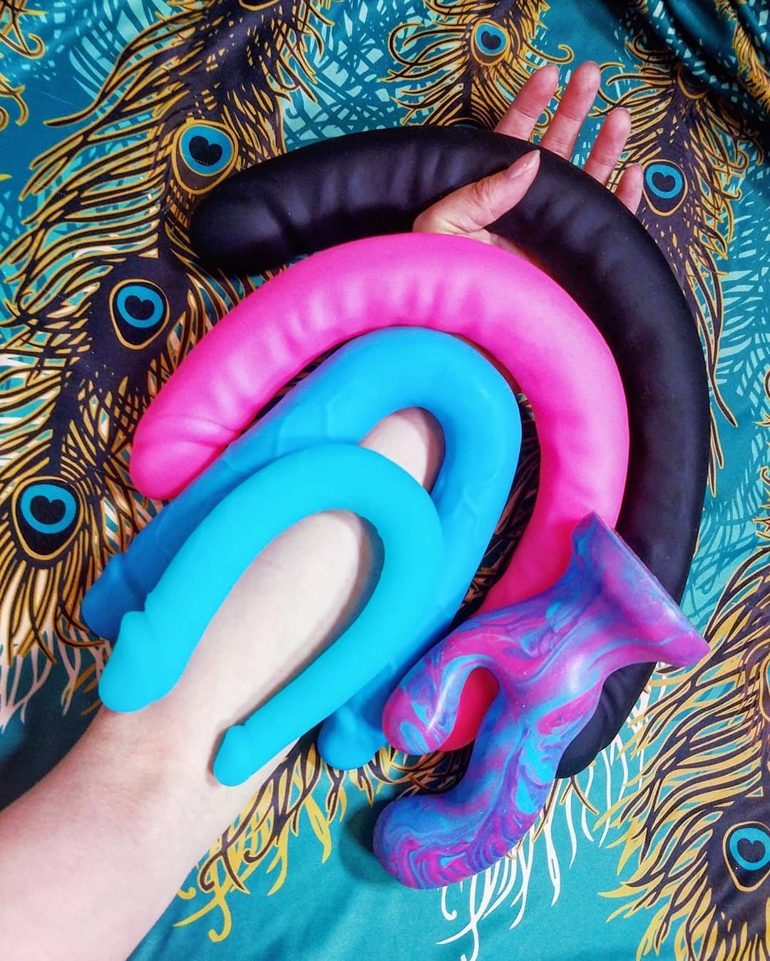 Body-safe silicone double dildos and dongs