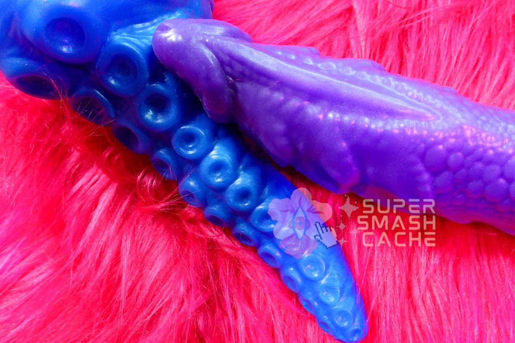 Review: Dee’s Big Daddies Drake XXXL Dragon & Davy Tentacle Dildo 6 Shimmery tentacle silicone dildo and dragon dildo textures details
