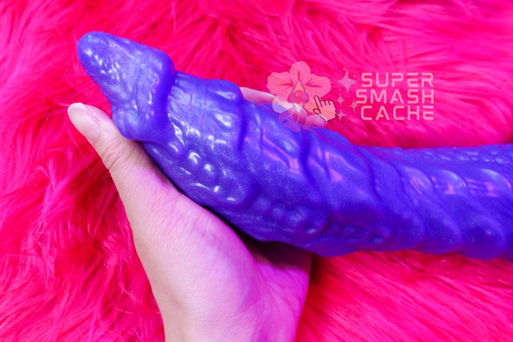 Review: Dee’s Big Daddies Drake XXXL Dragon & Davy Tentacle Dildo 2 Dee's Big Daddies Drake XXXL huge dragon dildo hand size comparison