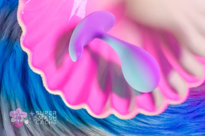 Honey Play Box Oly vibrating plug on porcelain plate