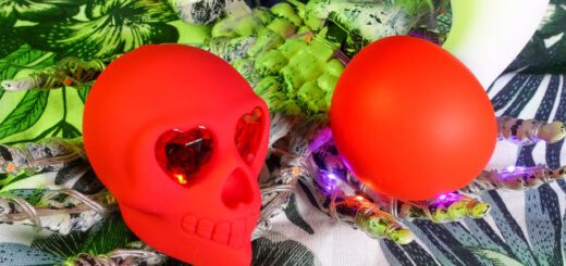 Mini-Reviews: Maia Shroomie & Naughty Bits Bone Head Skull Vibrator 6