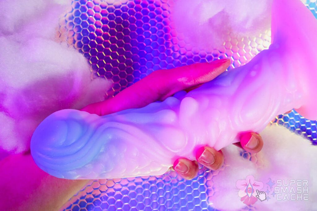 Pris Toys Syren Review: Textured A-Spot Dildo for Deep Penetration! 9 Pris Toys Syren dildo size comparison to hand