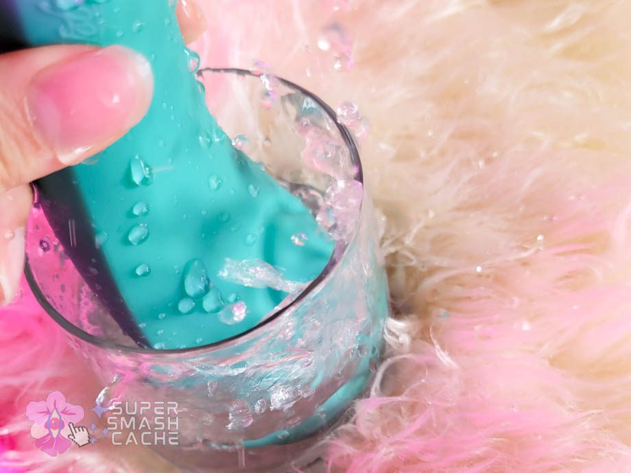 Hot Octopuss Pulse Queen splashing in water