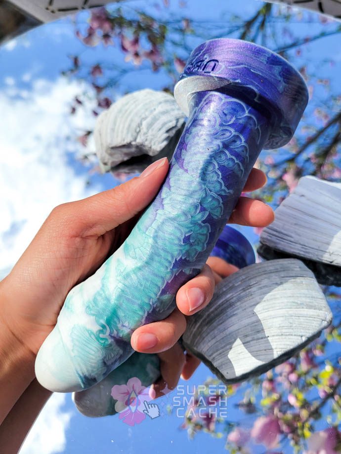 Uberrime Reservo uncut dildo in hand