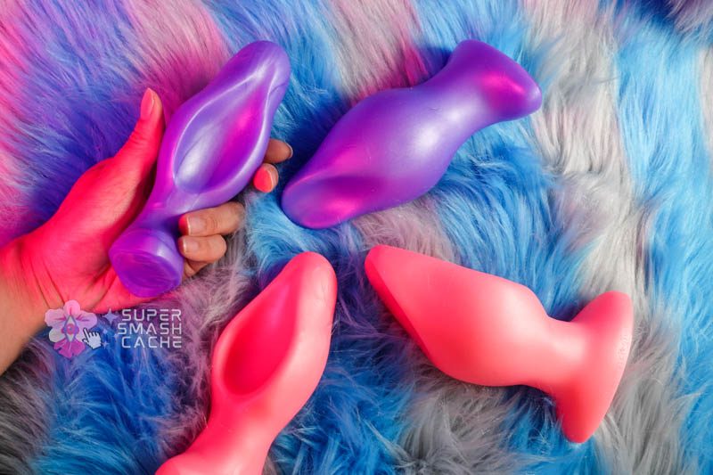 9 Silicone Pussy Plugs, Compared: G Squeeze, Sensi & MORE 10 Holding the Squarepegtoys G Squeeze Medium in my hand next to other pussy plug sizes