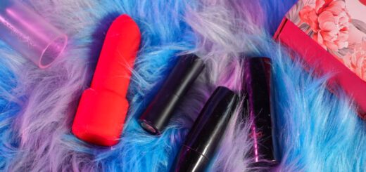 Tracy's Dog Surreal Review: Bluetooth Lipstick Vibrator 4