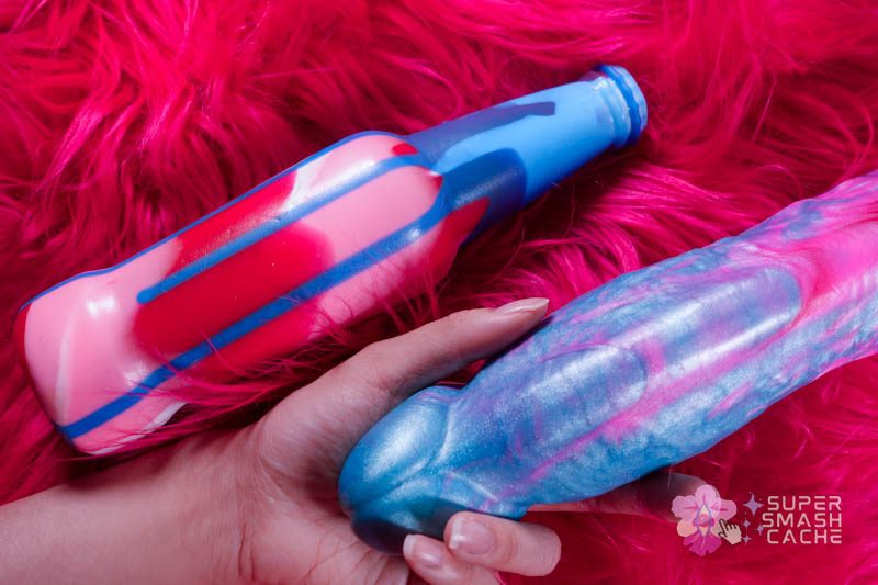 Dee's Big Daddies Diedrich & Duncan XXL Dildo Review 1 Dee's Big Daddy Diedrich huge silicone dildo next to silicone beer bottle