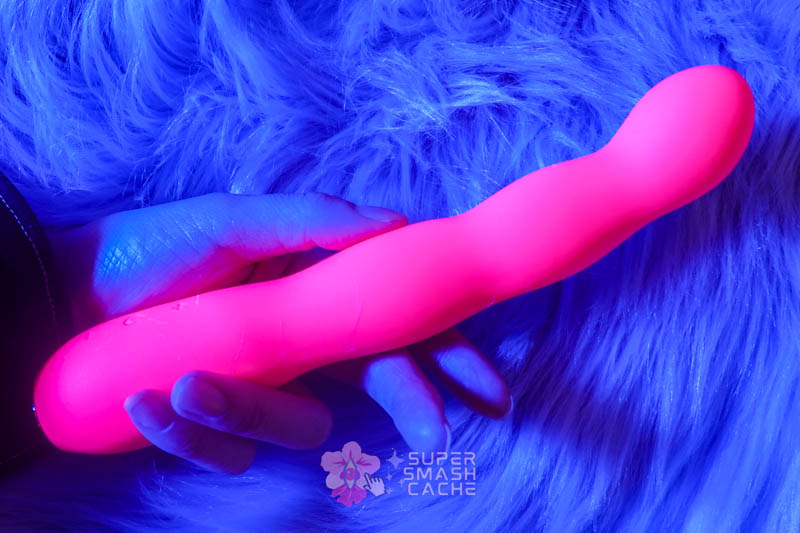 Deep Penetration Vibes: VeDO Quiver Plus vs. Nu Sensuelle Nubii Siren Review 4 VeDO Quiver Plus 9-inch slim deep penetration vibrator in hand