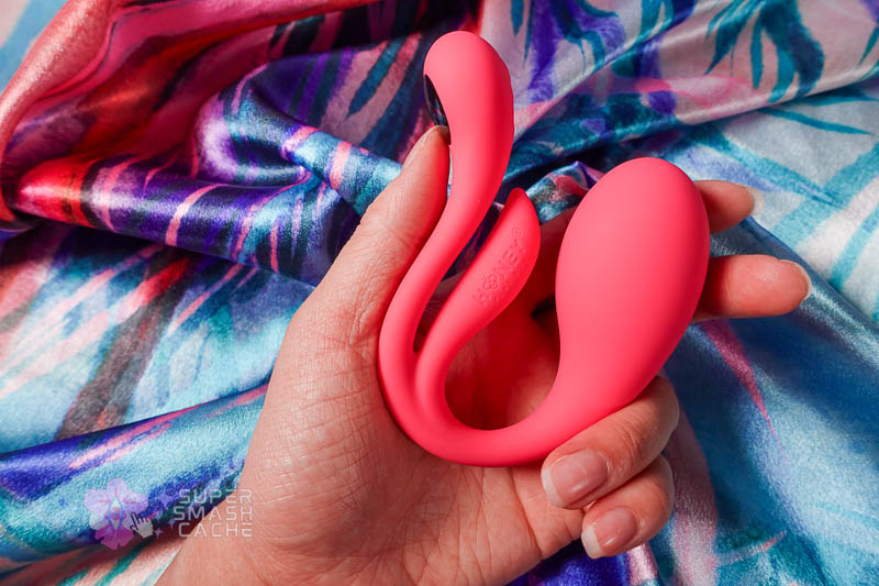 Review: Honey Play Box Vibrosa Mini vs. Lovense Lush 4 Bluetooth Egg Vibes 14 honey play box vibrosa mini dual stimulation love egg vibrator in hand