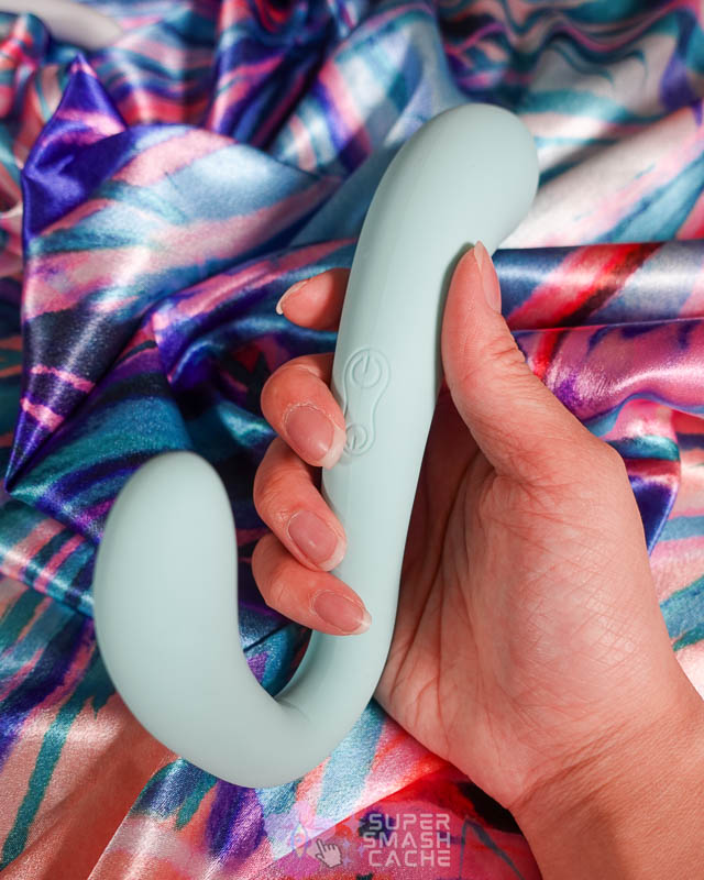 VWELL Flex pelvic wand review: ideal beginner sex toy? 6 VWELL Flex bendable vibrator curvature