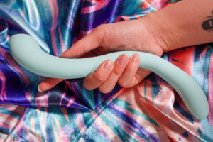 VWELL Flex pelvic wand review: ideal beginner sex toy? 2