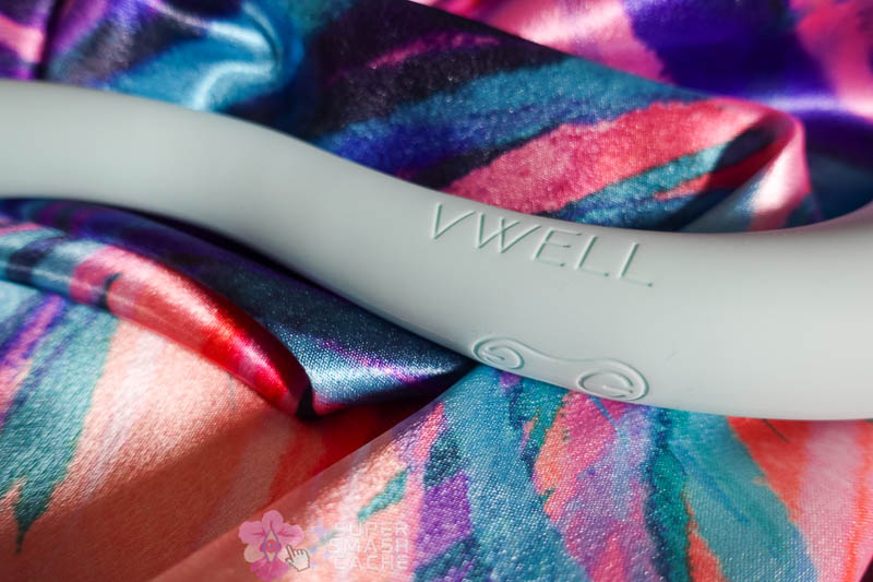 VWELL Flex pelvic wand review: ideal beginner sex toy? 8 VWELL Flex control panel with 2 buttons
