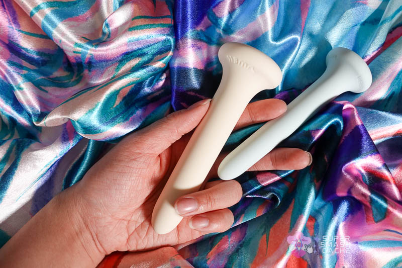 a hand holding the two smallest dilators in the vwell inmotion set